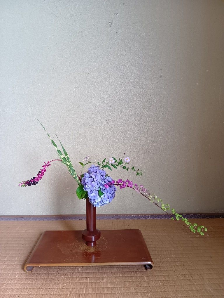 紫陽花・洋種山ゴボウ・紫式部・鷹の羽ススキ